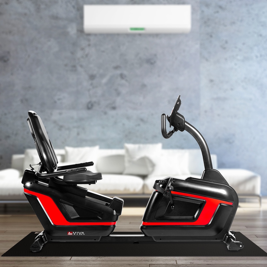 AsVIVA Bodenschutzmatte UM2 unter einem Liege-Ergometer im Wohnzimmer schützt den Boden vor Druckstellen